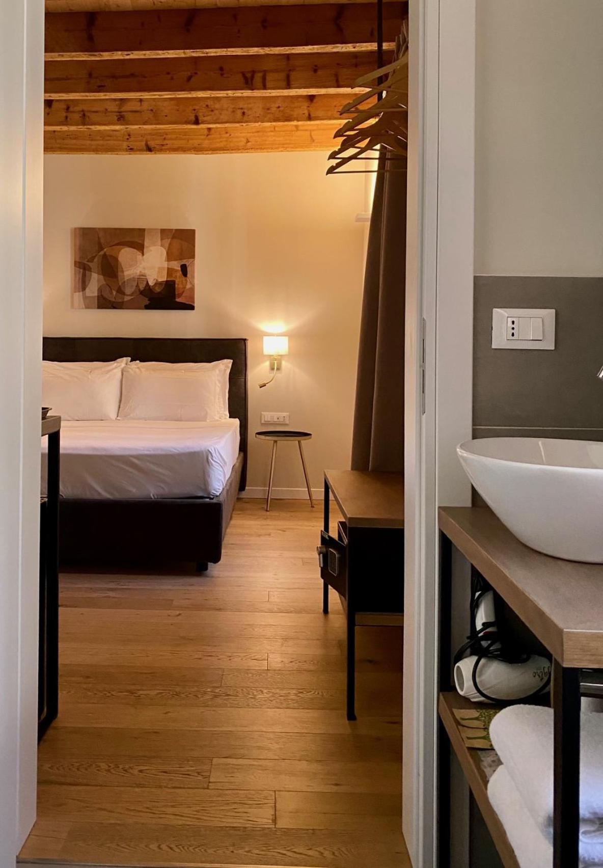 Malvezzi24 Boutique Rooms Дезенцано-дель-Гарда Экстерьер фото