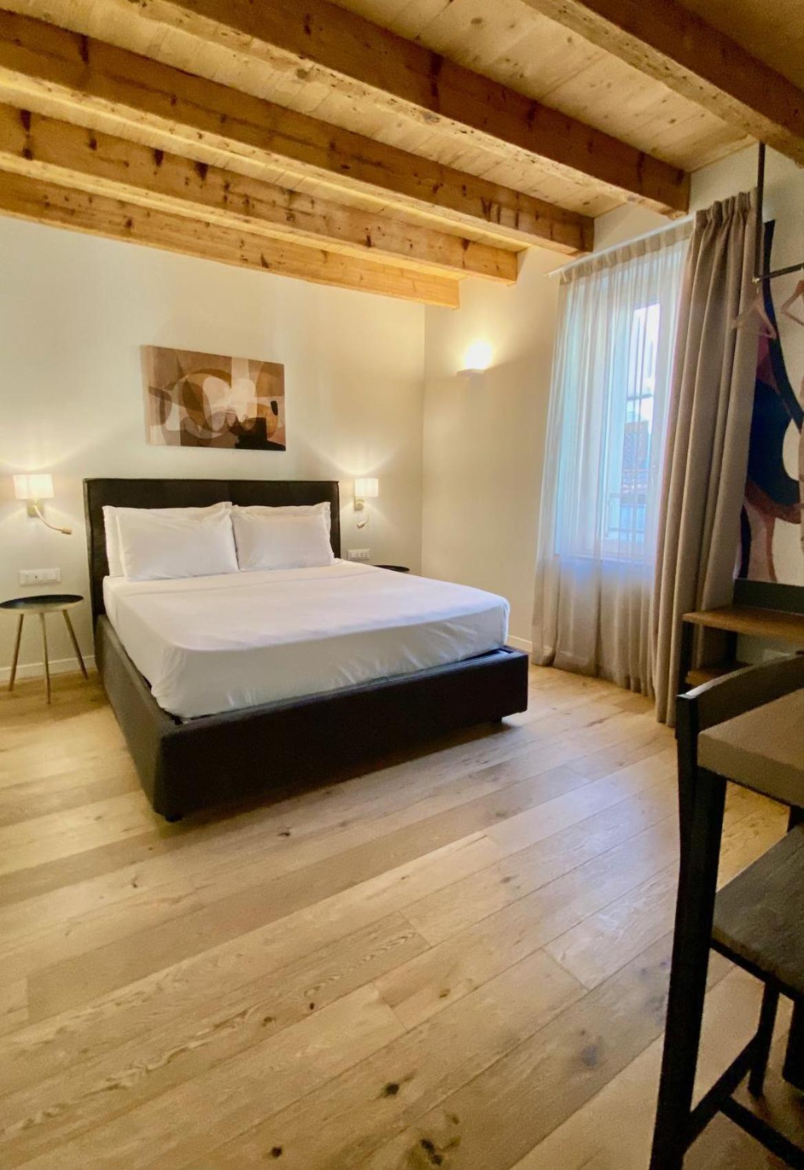 Malvezzi24 Boutique Rooms Дезенцано-дель-Гарда Экстерьер фото